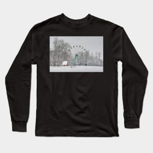 Old observation wheel in the snowy park Long Sleeve T-Shirt